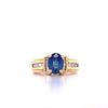 1,22 carat saphir bleu taille ovale avec diamants taille baguette dans une Bague en or 14k
