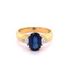 Bague en or jaune 18k avec saphir bleu ovale de 2,32 carats et diamants taille trillion sur les côtés