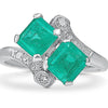 Bague ancienne Art Déco en platine avec deux pierres naturelles d'émeraude
