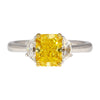 Bague 3 pierres en diamant taille radiant jaune vif fantaisie de 2 carats certifiée GIA avec diamants demi-lune sur les côtés