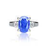 Anciens Bague ovale taillée en saphir bleu naturel monté sur une bague en platine