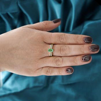0.86 Carat Vibrant Green Oval Cut Emerald & Diamond in 14KY Gold Statement Ring – Assay Jewelers