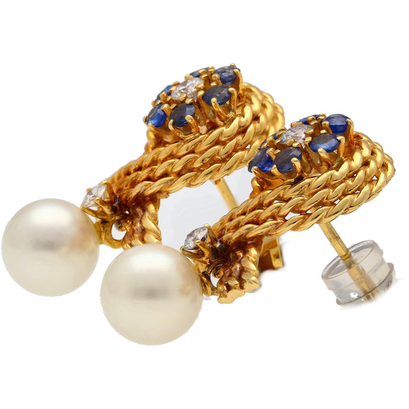 Boucles d’oreilles puces en or 14K avec motif ruban texturé, perle naturelle, diamant et saphir