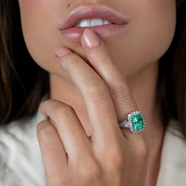 18K White Gold Emerald & Princess Cut Diamond Ring