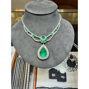 Collier chandelier à pendentif en émeraude colombienne et diamants, 45,58 ct TW – Assay Jewelers