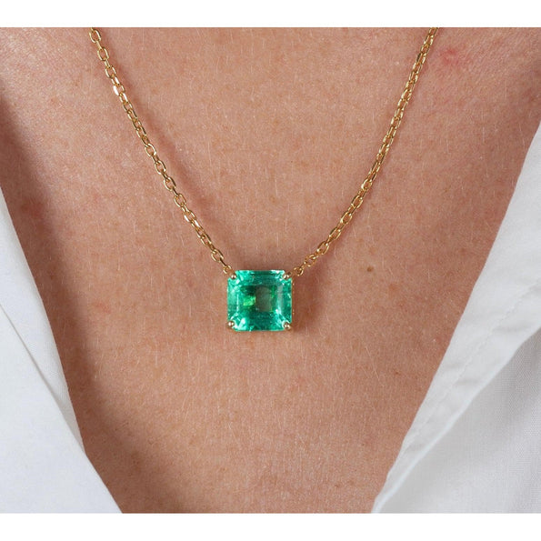 txt
Collier à maillons flottants en or 18K avec émeraude colombienne de 4,38 carats