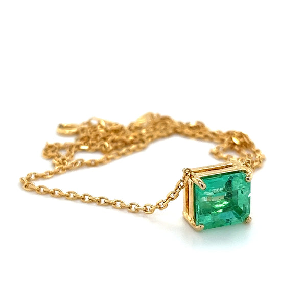 Collier flottant avec maillons en or 18K et émeraude colombienne de 4,38 carats