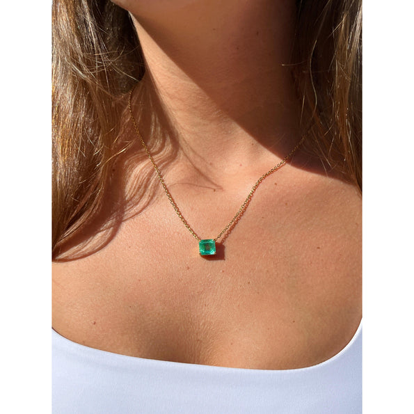 txt
Collier flottant à maillons en or 18K avec émeraude colombienne de 4,38 carats