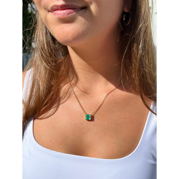 Collier flottant à maillons en or 18K avec émeraude colombienne de 4,38 carats