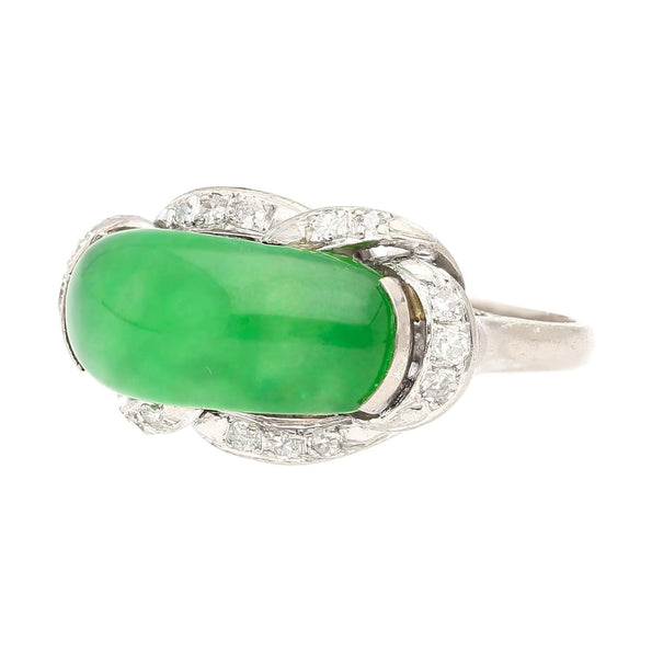 Bague en or blanc 18K ornée, jade de type A 5,29 carats et diamants, monture à sommet selle