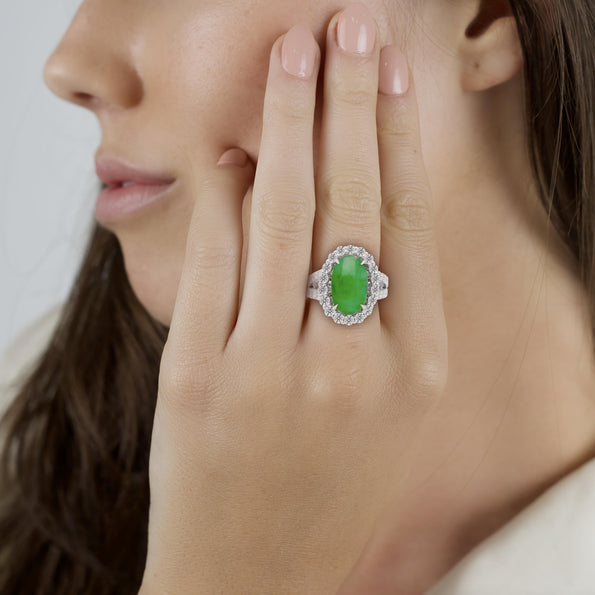 Bague halo en or blanc 18K avec jadeïte de type A de 5,32 carats et diamants