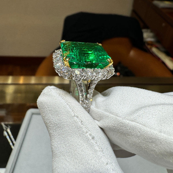 AGL GRS Certified 14.36 Carat Colombian Emerald & Diamond 18K Gold Cocktail Ring