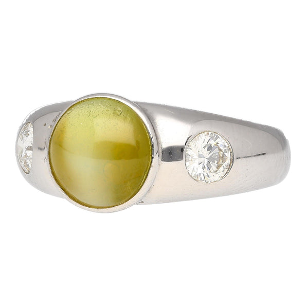 Bague à trois pierres en or blanc 18K, chrysobéryl œil-de-chat et diamants sertis clos
