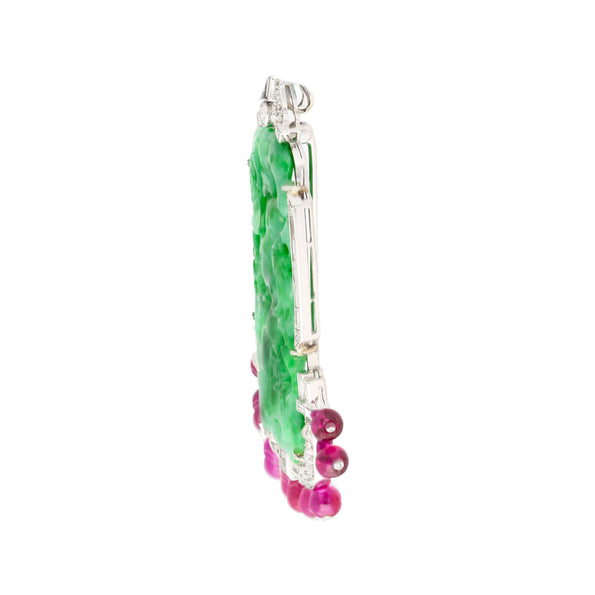 Broche en jadéite sculptée, diamants et perle pendante en rubis synthétique, en platine