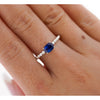 Ost West Ovaler Blauer Saphir und Diamant 18K Weißgold Strukturierter Ring