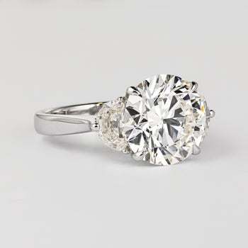 Bague en diamant taille ronde 5,03 carats J/VVS1 certifiée GIA, avec pierres latérales taille demi-lune – Assay Jewelers