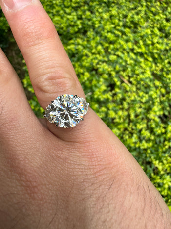 Bague en diamant taille ronde 5,03 carats J/VVS1 certifiée GIA, avec pierres latérales taille demi-lune – Assay Jewelers