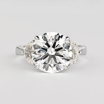 Bague en diamant taille ronde 5,03 carats J/VVS1 certifiée GIA, avec pierres latérales taille demi-lune – Assay Jewelers