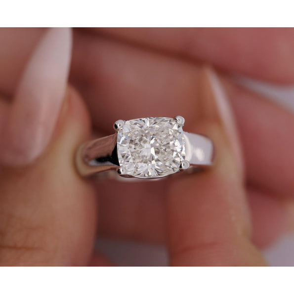 Bague solitaire est-ouest en diamant de synthèse taille Coussin de 3,46 carats certifiée IGI