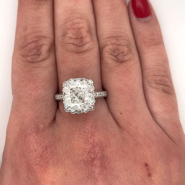 Bague diamant de laboratoire taille radiant 5 carats F/VS1, certifiée IGI, semi-pavée avec halo.